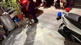 吳男無端至鄰居家縱火，警方到現場時，火勢已被屋主撲滅，所幸無人因此傷亡。（圖／翻攝畫面）