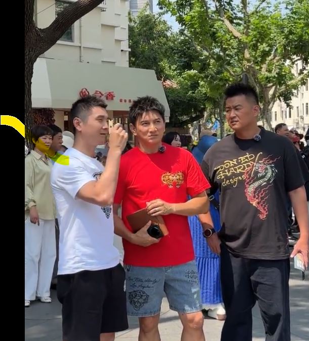 吳奇隆(中)被拍到還戴婚戒(圖/翻攝微博)