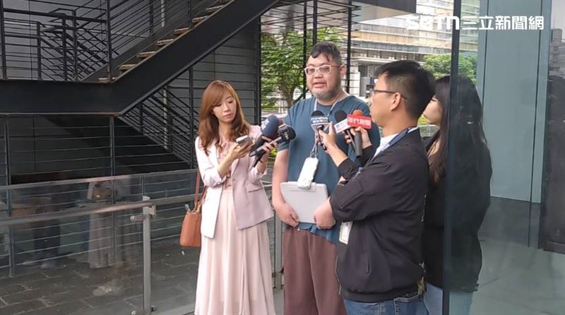  四叉貓午後受訪說明公務車事件。(圖/記者林瑞恩攝影)