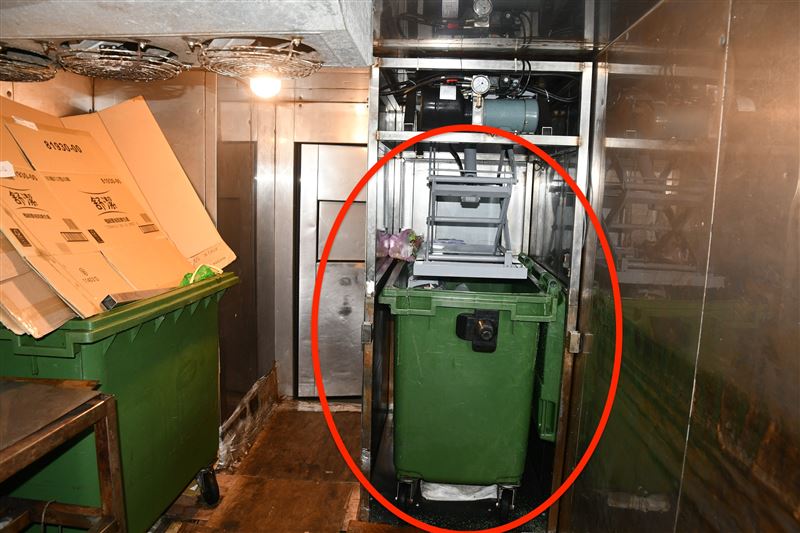 住戶在社區垃圾場尋找失物，反遭「垃圾壓縮機」輾斃。（圖／翻攝畫面）