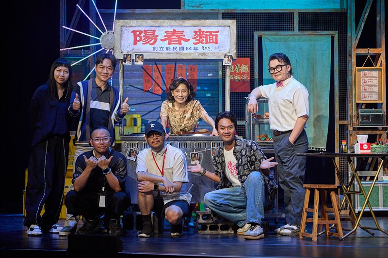 左起李盈蓁、陳隨意、嚴云農、李俊宏、郎祖筠、柯大堡、黃浩詠。(圖/春河劇團提供)