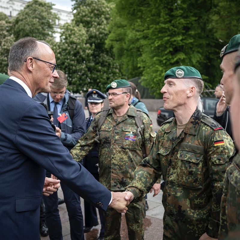 德國總理梅爾茨（左）明確表態，中東戰爭「不是北約的事」，德國不會參與軍事行動。（圖／翻攝自X平台 @_FriedrichMerz）