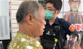 徐尚賢父親將志工掃地出門，連同連署書也不給放（圖／翻攝自杏仁哥YT）