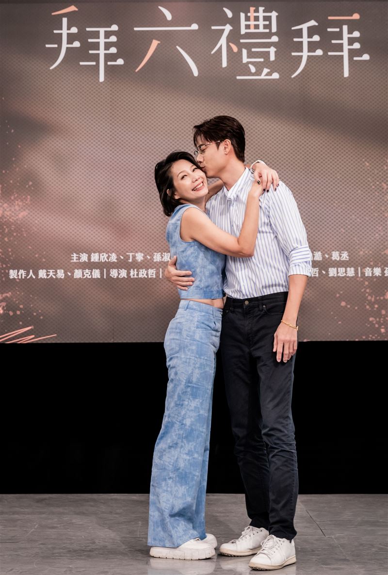 《拜六禮拜》劉書宏、丁寧首演床戲,太緊張猛做伏地挺身。(圖/華視、公視台語台提供)