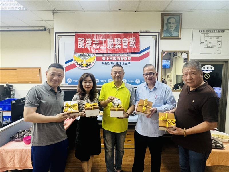 志工「一人一菜」的方式來感謝員警們的辛勞。（圖／翻攝畫面）