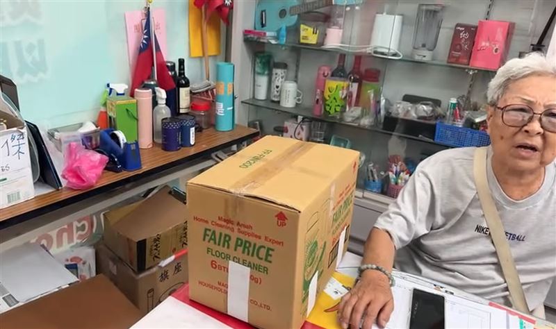 一箱箱連署書也被掃出門,目前只能暫時放在朱磊家。(圖/翻攝自杏仁哥YT)