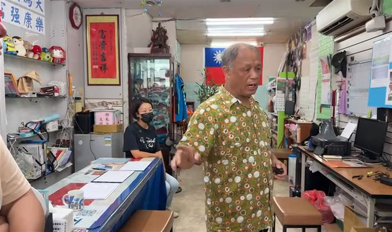 一箱箱連署書也被掃出門,目前只能暫時放在朱磊家。(圖/翻攝自杏仁哥YT)
