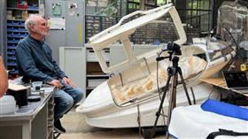 Sarco安樂死膠囊艙與設計者菲利普‧尼屈克。（圖／翻攝https://www.exitinternational.net/sarco）