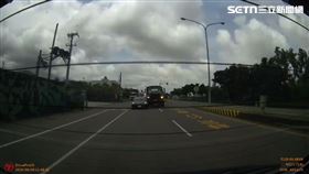 ▲屏東王姓下士駕駛軍卡變換車道時擦撞特斯拉。（圖／翻攝畫面）