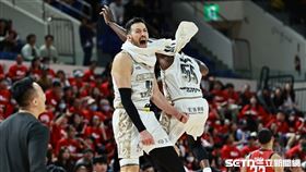 ▲TPBL季後賽，新北國王洋將沃許本和曼尼高跳在空中慶祝。（圖／記者劉彥池攝影）