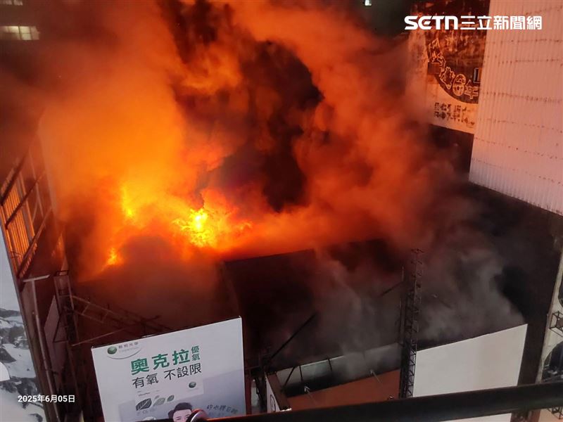 嘉義車站前倉庫火警，火勢一發不可收拾。（圖／翻攝畫面）