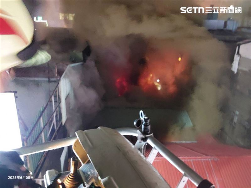 嘉義車站前一處倉庫竄火舌，火勢瞬間延燒濃煙竄天。（圖／翻攝畫面）