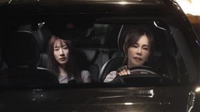 彭佳慧為新歌MV化身帥氣Uber司機，展現一流駕駛技術。（圖／索尼音樂提供）