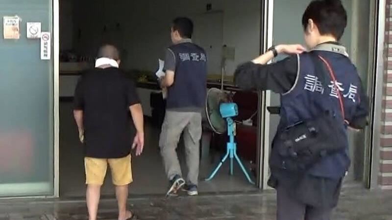 張簡男、王男假冒縣議員助理、地方人士,向光電包商勒索400萬遭羈押禁見。(圖/翻攝畫面)