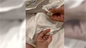 大陸一名女子入住杭州一家4星級酒店，睡覺時發現床上其中一個枕頭的枕套竟有醫院標籤，PO網引各界憂心有傳染病，即便業者緊急發聲道歉，仍無法平息輿論。（圖／翻攝自微博）