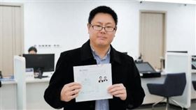 張立齊去年取得「台灣居民定居證」，高調接受陸媒採訪。（圖／翻攝北京日報）