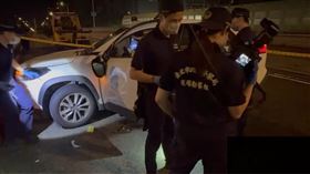 通緝犯衝撞路檢站傷2警，遭警方開槍制止，中槍送醫不治。（圖／翻攝畫面）