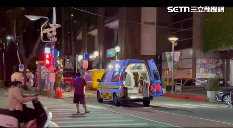 警消抵達後，立刻在地面升起氣墊，以防女子墜樓。（圖／翻攝畫面）
