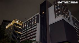 新／誠品勤美險又跳！女深夜站頂樓民眾驚（圖／翻攝畫面）