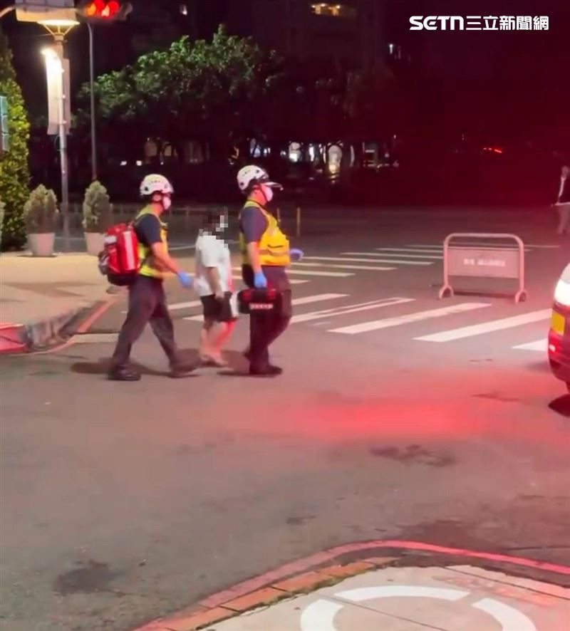 警消上樓苦勸，雙方僵持了一會兒，終於將女子（中）勸下，解除一場危機。（圖／翻攝畫面）