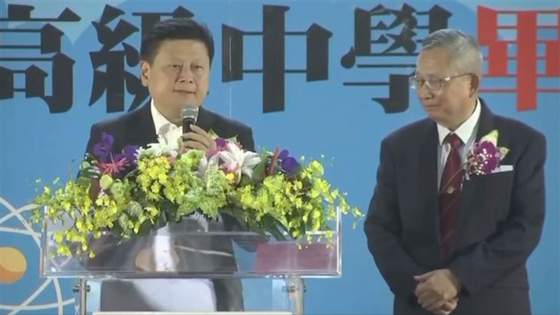 傅崐萁畢典致詞狂講政績　台下學生眼神死