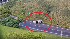 新北,轎車,事故,國道,汐止,交流道,自撞,車道,占用▲圖片描述。（圖／翻攝自1968APP）