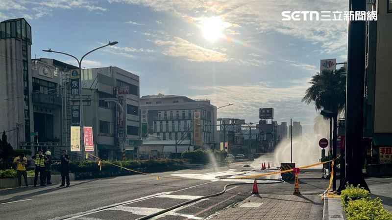 今天（6日）上午持續在場噴水霧防護。（圖／翻攝畫面）