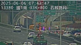 貨櫃車跟汽車追撞造成往64線閘道封閉。（圖／翻攝自國道即時影像） 