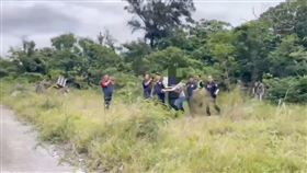 宜蘭金飾搶劫案，警方於防風林逮捕嫌犯到案。（圖／翻攝畫面）