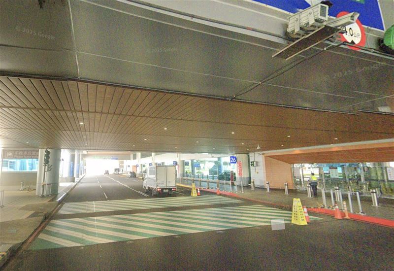 桃園機場二航廈白牌車違規載客，遭警攔查逃逸，外籍乘客被甩出車外。（示意圖／翻攝自Google Map）