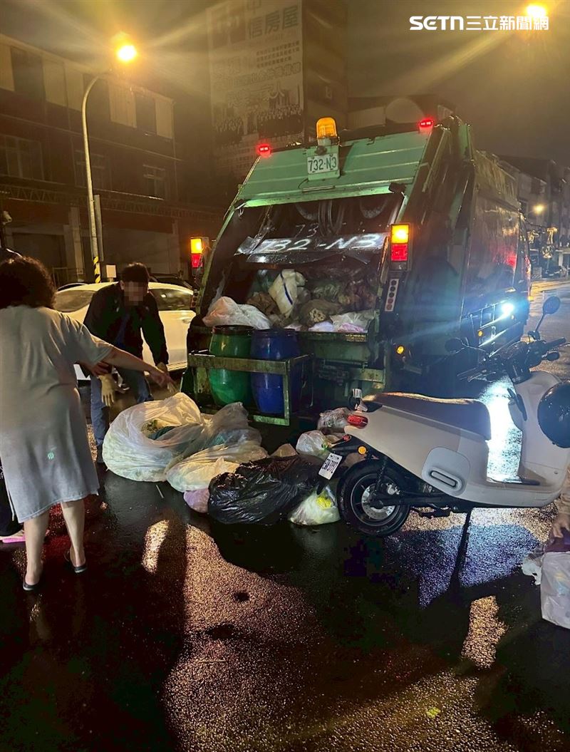 媽媽、阿嬤騎著機車追垃圾車，苦求清潔人員幫忙尋回書包。（圖／網友shih__0111提供）