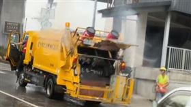 亂丟鋰電池，害垃圾車突起火竄煙，豐原清潔隊員，嚇壞急滅火(圖／翻攝畫面)