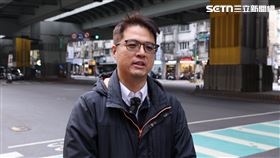 ▲回到妻子當初發生車禍的路口，蔡明舉仍難掩失落。(圖／三立新聞)