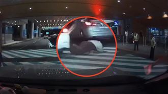白牌車桃機載客逃警攔　外籍乘客後座甩出