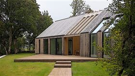 ▲ 不含化學藥劑、穩定性高、自然質感強，熱處理木材成為兼具美學與環保的新一代建築材料。（圖／永續新聞網官網） 