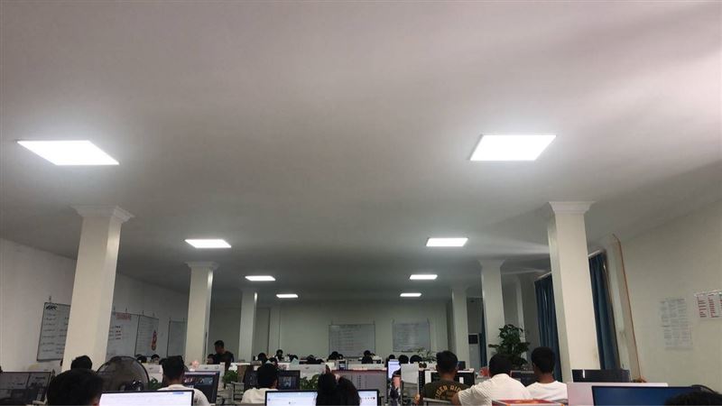 女大生傳訊息找阿公求救,並拍下園區內部環境。(圖/翻攝畫面)