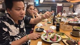 ▲越南旅遊YouTuber「Khoa Pug」意外同框奧斯卡影后娜塔莉波曼。（圖／翻攝自Khoa Pug YT）