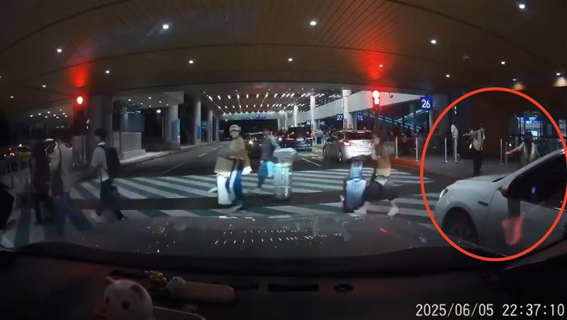 桃園機場二航廈白牌車載外籍遊客,拒絕警方攔查。(圖/翻攝自「記者爆料網」)