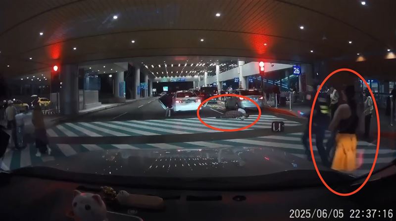 後座2名外國遊客紛紛跳車,其中一人被甩出車外。(圖/翻攝自「記者爆料網」)