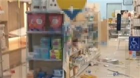 藥局內的貨架幾乎全被砸毀，疑房東與人有債務糾紛所致。（圖／翻攝畫面）