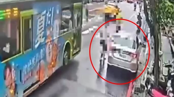 男子拿球棒一頓猛砸後,獨自開車揚長而去。(圖/翻攝畫面)