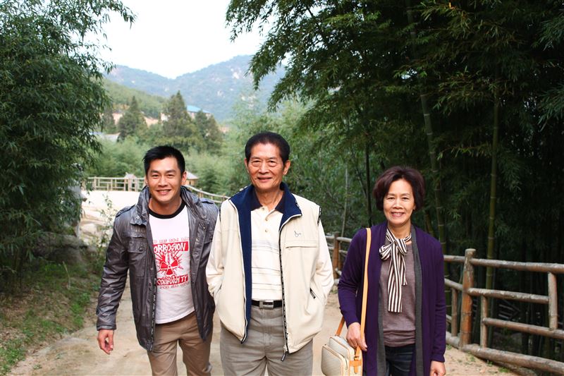 沈世朋(左起)與父親生前出遊爬山。(圖/年代提供)