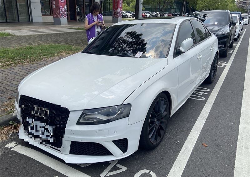 彰化溪州一名男子欠稅18萬不繳,名下的奧迪百萬名車停路邊被天眼發現,不到一小時遭查封。(圖/行政執行署彰化分署提供)