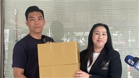 ▲國民黨台北市議員林杏兒6日上午向賴苡任遞交罷瑤二階連署書。（圖／地動刪瑤提供） 