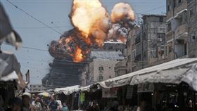 ▲以色列空襲加薩，火光直竄天際。（圖／美聯社／達志影像）