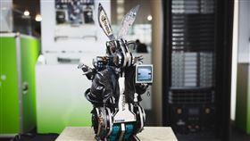 穎為黃仁勳打造「AI機器兔」，皮衣、眼鏡、噴射背包一應俱全，超吸睛。（圖／緯穎提供）