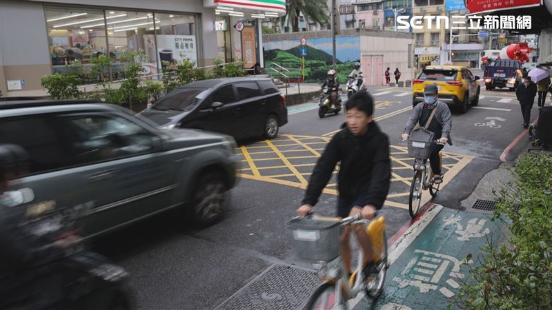 北市昆陽捷運站旁劃有標線型人行道,但遇到店家秒斷,行人只能走在車道。(圖/三立新聞)