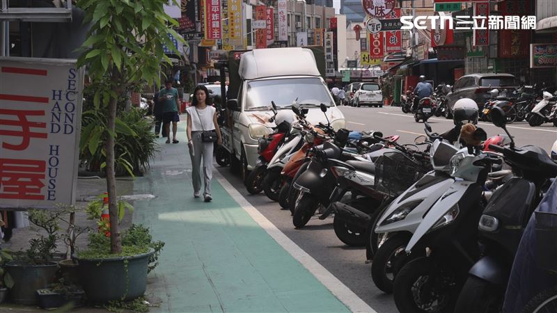 高雄德祥路2022年完成改造,車道瘦身後,劃設人行道也保留停車帶,打破人車爭道的迷思。(圖/三立新聞)