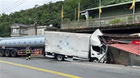 宜蘭頭城台2線濱海公路，發生槽罐車追撞大貨車、又衝撞民宅事故。（圖／翻攝畫面）