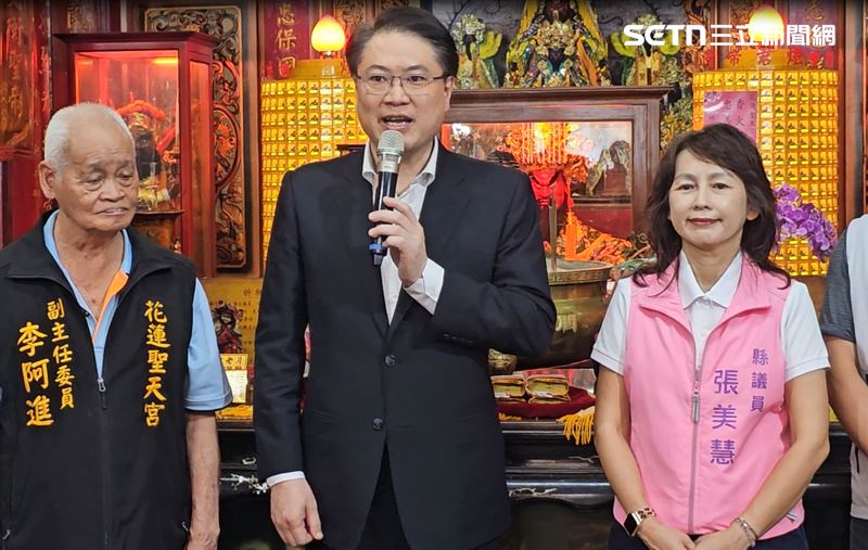 林右昌前往花蓮,受訪時更引用佛經內容喊出「千年暗室、一燈即明」,直言花蓮需要更多光明。(圖/翻攝畫面)